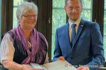 Jutta Staudt nimmt Orden entgegen - freiepresse.de