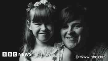 Commonwealth Games 2022: Mum carries baton in place of late daughter - BBC