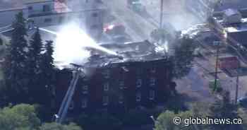 Crews battle fire at abandoned residential building near Edmonton’s Whyte Avenue