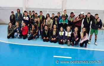 Faxinal dos Guedes conquista vaga pelo atletismo e vôlei de praia na fase estadual do JESC - Oeste Mais