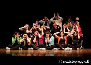 Gli studenti del liceo Matilde di Canossa, diretti dalla Centoducati, infiammano il pubblico a teatro | Next Stop Reggio - Next Stop Reggio