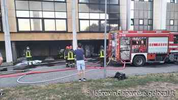 Vandali alle scuole medie di Mortara: irrompono nel deposito e bruciano banchi e sedie - La Provincia Pavese