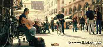 Guerra agli artisti di strada a Merano: l'ordinanza della vicesindaca Zeller dice no ai performer fra le vie della città - il Dolomiti