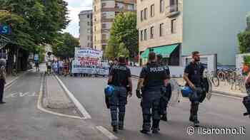 Saronno si ferma per il corteo contro la sorveglianza speciale: 150 attivisti e fumogeni - ilSaronno