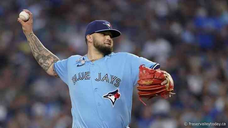 Mariners win 7th in row, top Blue Jays 2-1 on Santana homer