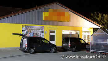 Filmreife Szenen: Einbrecher versteckt sich in Zwischendecke von Supermarkt