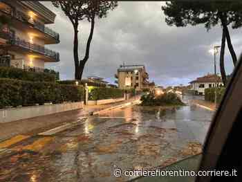 Tromba d’aria a Massa Carrara: in 7 mila senza elettricità, tetti divelti e alberi caduti - Corriere Fiorentino