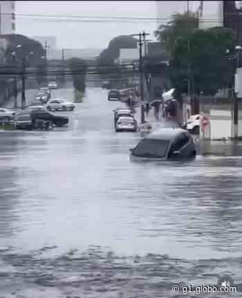 Vídeo: Carro boia em cruzamento alagado na zona Sul de Natal - Globo.com