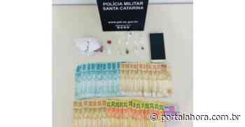 Homem é preso em Imbituba com quase 100 gramas de cocaína e R$ 2 mil em dinheiro após ser flagrado por PMs vendendo drogas perto de sua casa - portalahora.com.br