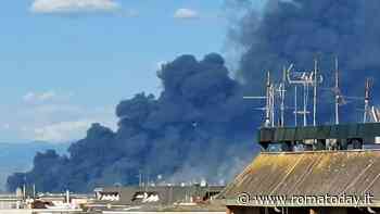 Incendio Centocelle, sotto accusa Regione e Campidoglio: "Situazione fuori controllo"