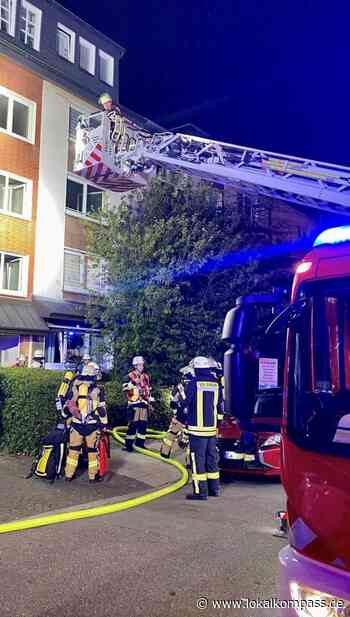 Zimmerbrand in Mehrfamilienhaus - Feuerwehr rettet eine Frau aus Brandwohnung - www.lokalkompass.de
