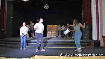 Im Schützenhaus: Mit der Theater-AG des Gymnasiums Gardelegen und Goethes Faust auf Zeitreise - Volksstimme