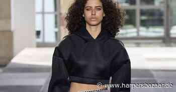 Mode-Trend 2022: Hailey Bieber setzt an kühlen Sommerabendenden auf den Cropped Hoodie - Harper's BAZAAR