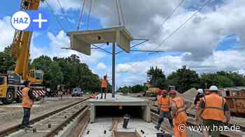 Laatzen: Neun-Tonnen-Teile für Hochbahnsteig Rethen Steinfeld schweben ein - HAZ