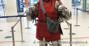 Bari, atterra in aeroporto indossando un'armatura da guerriero d'altri tempi - La Gazzetta del Mezzogiorno