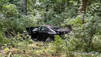 Unfall nahe Sangerhausen: Passanten endeckten mysteriöses Autowrack im Wald bei Pölsfeld - zwei verdächtige Verletzte - Mitteldeutsche Zeitung