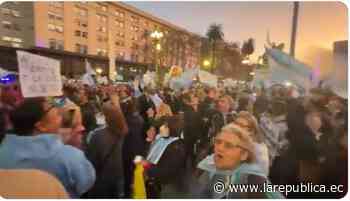 Fuertes protestas rodean la Casa Rosada en Buenos Aires - La República Ecuador