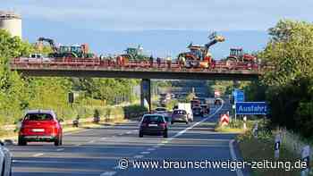 Bei Salzgitter: Landwirte stellen sich auf Autobahnbrücken