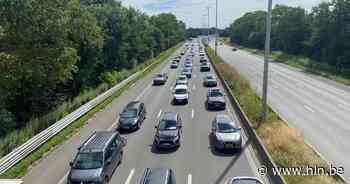 Ongeval op E40 richting kust Beernem: twee rijstroken versperd, file groeit snel aan - Het Laatste Nieuws