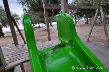 Le giostrine della villa ancora mira dei vandali:nuovamente rotto lo scivolo - TraniViva