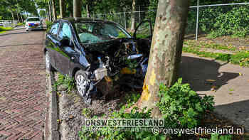 Bestuurder crasht tegen boom in Midwoud - OnsWestfriesland.nl