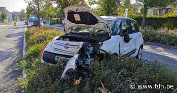 Bestuurster rijdt te pletter op verkeerseiland en boom: vrouw gewond naar ziekenhuis - Het Laatste Nieuws