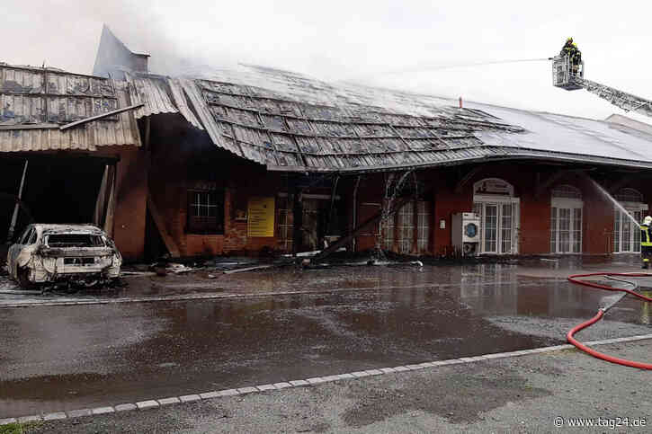 Großbrand in Gotha: Firmenkomplex brennt, mehrere Autos in Flammen - TAG24
