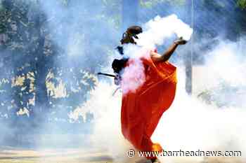 Protesters burn home of Sri Lankan Prime Minister - Barrhead News