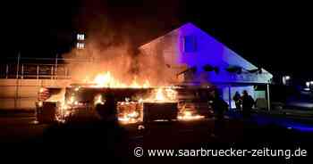 Feuerwehr im Einsatz: Feuer-Alarm: Flammen bei ehemaligem Supermarkt in Neunkirchen – alles deutet auf Brandserie hin (mit Bildergalerie) - Saarbrücker Zeitung