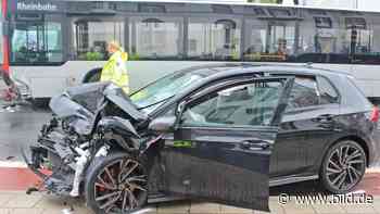 Mettmann: Golf kracht frontal in Linienbus – zwei Verletzte | Regional - BILD