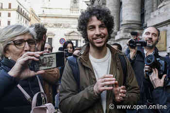 Mattia Santori: «Fumo erba e la coltivo». Polemiche da Fdi: «Inadeguato al suo ruolo istituzionale» - Open