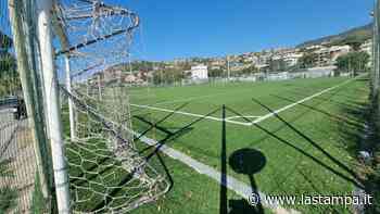 Nuova erba sintetica nel campo da calcio - La Stampa