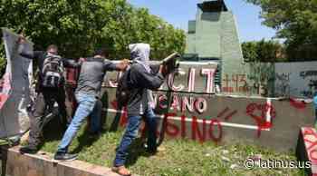 Normalistas de Ayotzinapa protestan contra el Ejército frente a instalaciones en Iguala - LatinUs