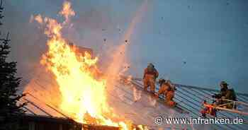 Küps: Feuer in Lagerhalle ausgebrochen - Feuerwehr und Polizei im Einsatz