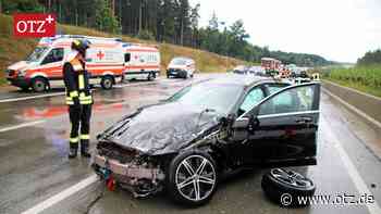 Autobahn A9 bei Dittersdorf: Mercedes reißt sich Tür bei Überschlag heraus - Ostthüringer Zeitung