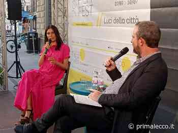 L'attrice Valeria Solarino intervistata in piazza XX Settembre - Prima Lecco