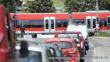 Bahnübergang in Thalfingen nach Unfall voll gesperrt