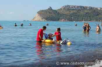 Cagliari, il primo bagno di Gesuino al Poetto: da oggi via al servizio spiaggia per i disabili gravissimi - Casteddu Online