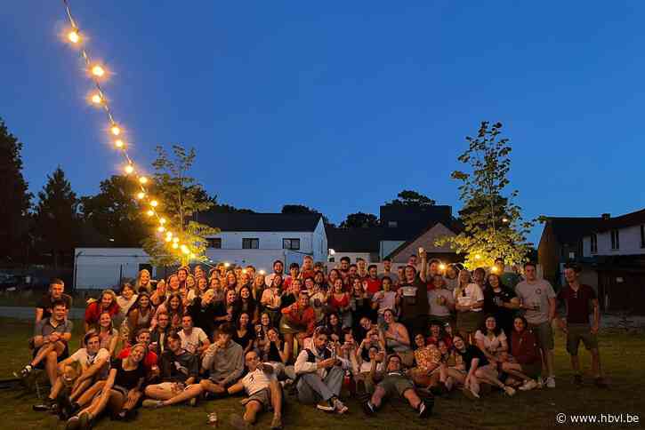 Jeugdvrijwilligers bedankt voor hun inzet in de zomer met frietjes en superheldenspel