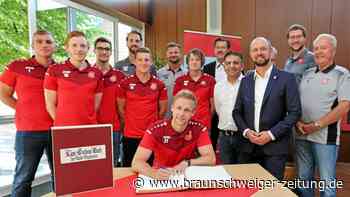 FSV Schöningen trägt sich ins Goldene Buch der Stadt ein