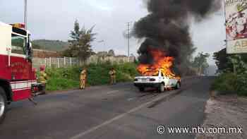 Taxi sufre combustión espontánea en pleno libramiento de Tepic - NTV | El Portal de Nayarit