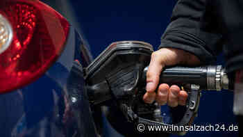 Unbekannter montiert Kennzeichen ab, tankt BMW voll – und macht sich vom Acker