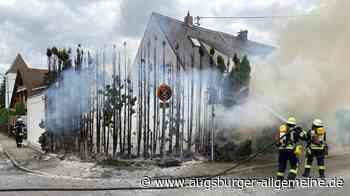 Teils hoher Schaden: Feuerwehr muss Küchen- und Heckenbrand löschen