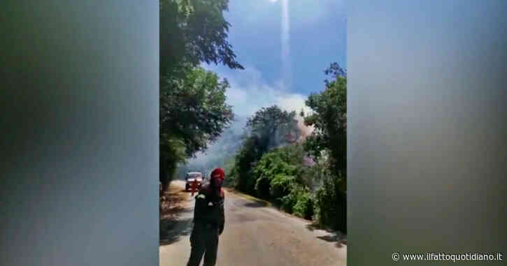 Sardegna, incendio nel Sassarese divide l’isola in due: le immagini del rogo