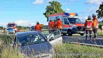 Unfall im Kreis Wolfenbüttel: Auto landet beim Abbiegen im Graben