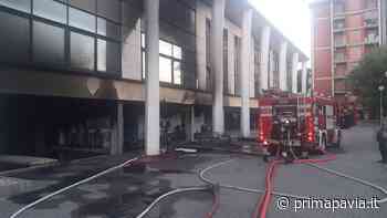 Incendio alle scuole medie di Mortara: a fuoco 300 banchi - Prima Pavia