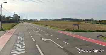 Wagen in gracht op N42 richting Zottegem | Oosterzele | hln.be - Het Laatste Nieuws