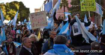 Protesta contra el Gobierno nacional frente al Patio Olmos - La Voz del Interior