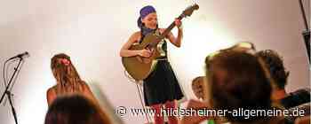 Beim Hinterhoffest in Hildesheim wird eine Couchgarnitur zu Musik - www.hildesheimer-allgemeine.de