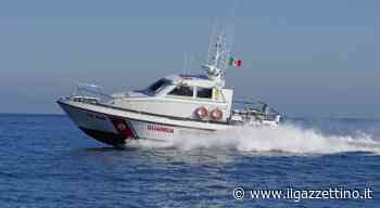 Jesolo, incidente in mare: motore in avaria, raffiche di bora e onde alte un metro e mezzo. Diportista lancia - ilgazzettino.it